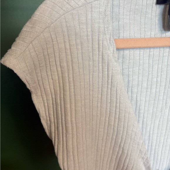 🤍3/$20 - Forever 21 Light Gray Ribbed Tie-Front Blouse - Picture 3 of 4